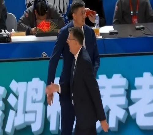 广东遭新疆18分大逆转引热议！杜锋末节争议用人被吐槽家乡送温暖