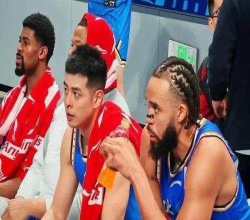 CBA麦基首秀表现中规中矩，举火烧天扣篮令球迷兴奋不已