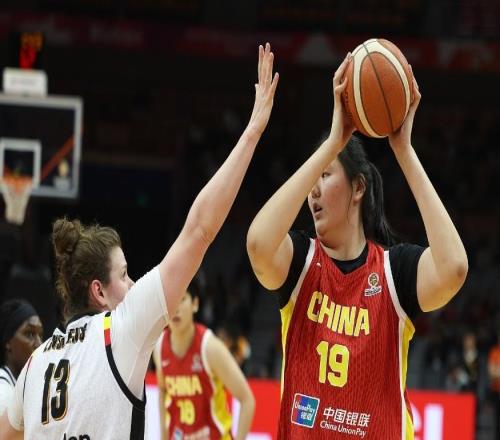 女篮惨败张子宇成唯一亮点！18分钟20+11统治内线2.26米对抗超强
