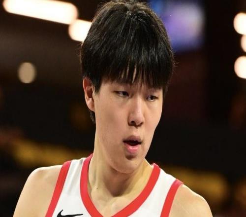 没机会就自己抢！背靠背两场狂轰47分21板！杨瀚森渐入佳境