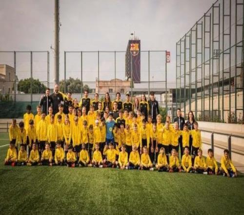 世体：加维接待探访巴萨的60名澳洲小球员，并与他们合影留念