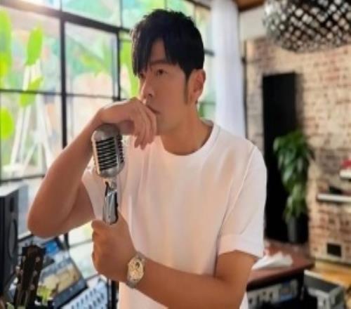 周大哥能别骗大伙儿吗周杰伦坦言一个月可以一张专辑都是其他人拖后腿