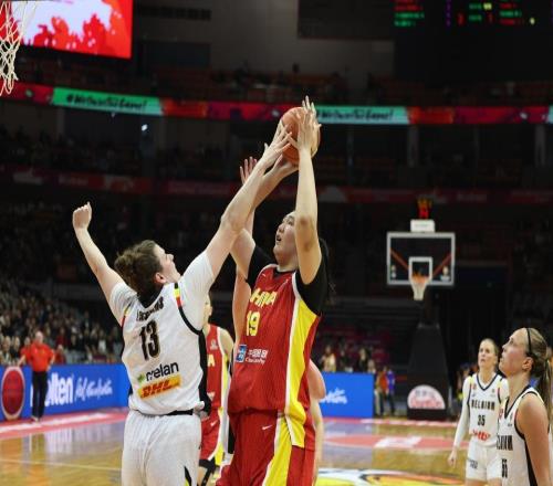 18分钟轰20+11，张子宇成唯一亮点！女篮不敌欧洲冠军3大差距明显