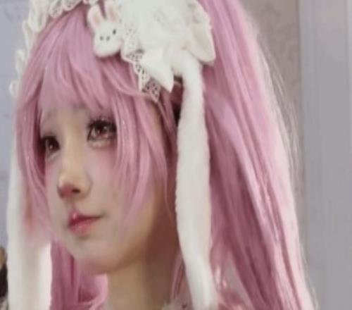 给胸化妆百万粉丝Coser翻车租借Cos服污损报废业内称是惯犯