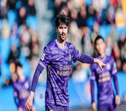 津门虎球迷脸被打肿了！13802米跑动王被骂水货外援，该道歉吗