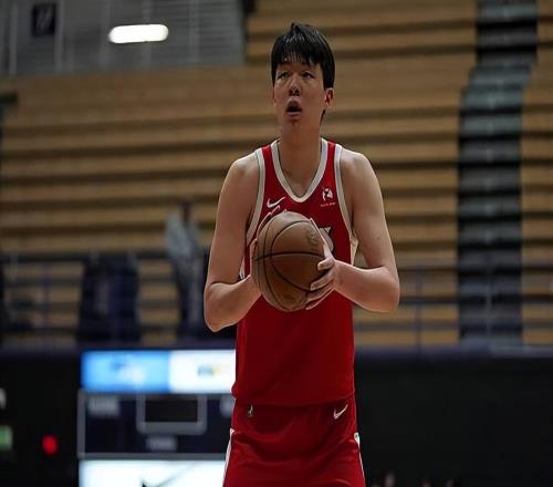 进攻端被对手中锋针对又如何，杨瀚森在进攻端打爆了快船二队