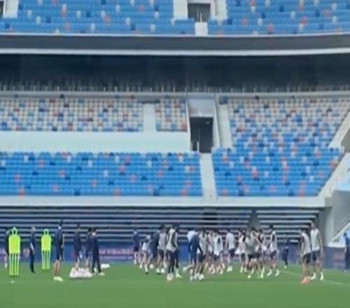 记者：新鹏城外援阿代米缺席了赛前踩场训练