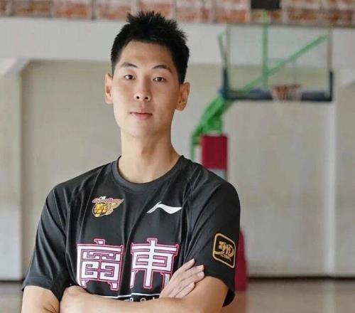 广东男篮官宣崔永熙复出，莫兰德公开炮轰杨鸣，郭艾伦将进行手术