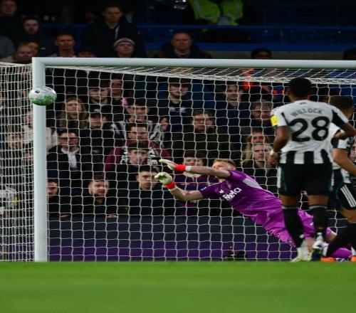 代表三支球队英超客胜切尔西，拉姆斯代尔是历史第一人