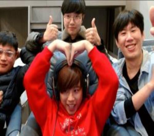 山寨机，就是牛高仿Uzi、Faker、TheShy等人同屏直播