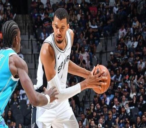 文班亚马32+12+8卡斯尔15+10马刺主场轻取黄蜂