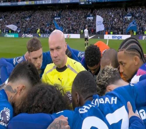 太阳报:蓝军球员开场前围圈是球员自发行为,想展示球队团结