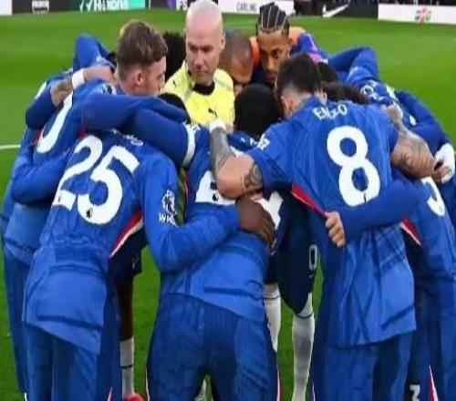 球员把裁判围在中间罗塞尼尔：我很失望，这完全是小题大做