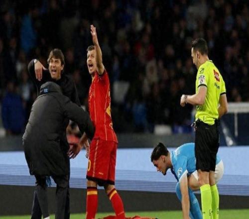 意甲惊魂一幕：莱切球员赛场突发晕厥倒地