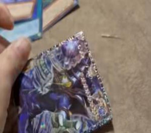 最惨一剪没！玩家失手剪坏价值25万元的卡：直接疯了