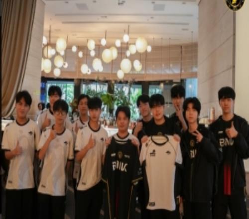 BFX分享与TSW队员合照：非常好的队服交换