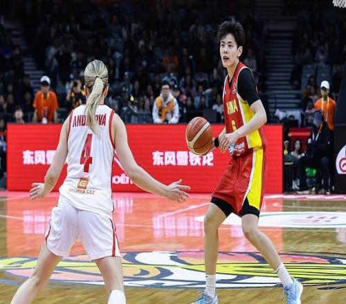 提前收获世界杯门票难掩成长阵痛，中国女篮实战练兵步履不停