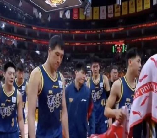 手感冰凉！广东8位国内球员一共得到18分，萨姆纳一人37分