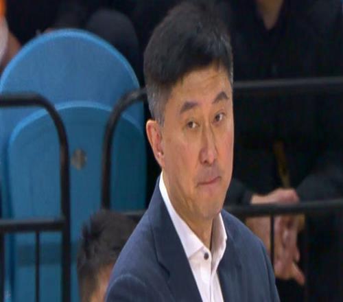 广东队输给辽宁16分！球迷：杜锋应向杨鸣学习，主动辞职
