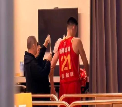 鲁吐布拉真脏！抢球硬掰胡金秋手臂致受伤，赛后绑冰袋期待无碍！