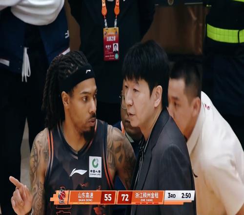 惨不忍睹，山东男篮完败，邱彪仰天苦笑，1人成仅剩的安慰