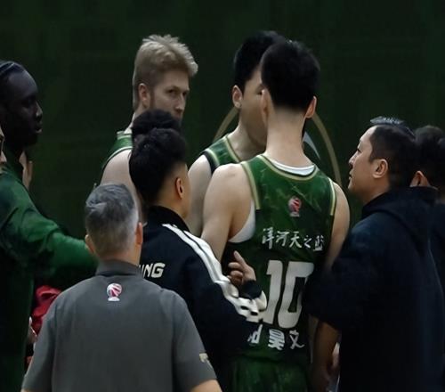 CBA罕见！队友之间发生激烈内讧，相互推搡被主教练双双弃用