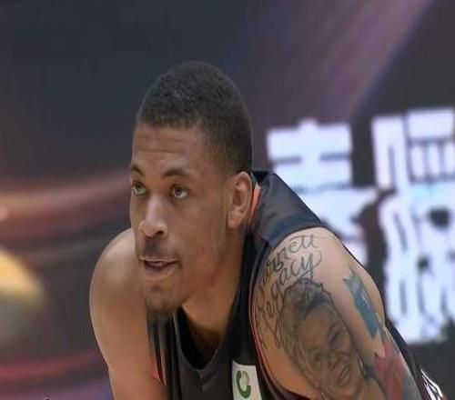 打的啥啊！山东13分惨负浙江，邱彪束手无策，高诗岩6投0中拖后腿