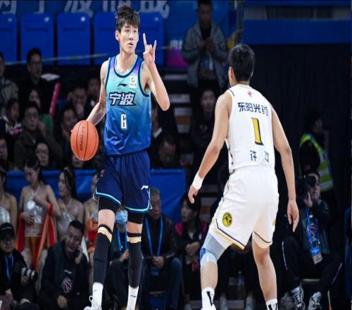 拿600万，王俊杰全场0分0板1助，球迷：你能拿顶薪，真见鬼了