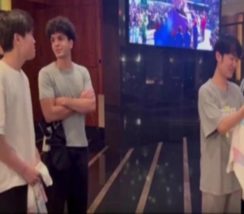 BLG分享Bin、Knight与LOUD选手交换队服：Bin哥英语不赖