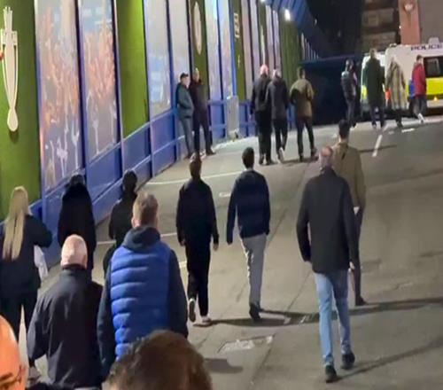 主场半场02落后巴黎，部分蓝军球迷在中场休息时提前离场