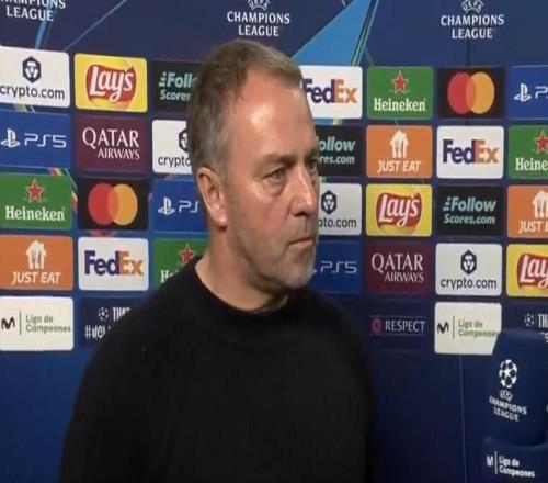 弗里克：莱万首发他有丰富经验，是禁区内最优秀的前锋之一