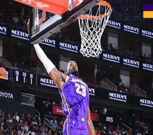 詹姆斯14中13狂砍30分，达成生涯12000篮板里程碑