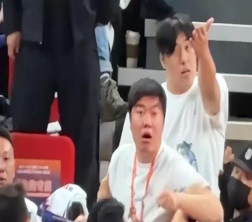 山东外援克里斯比赛间歇中文辱骂上海球迷：xx引发场边强烈不满