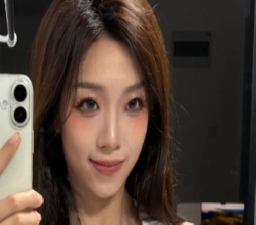 主持人松琪晒照：试图寻找锻炼痕迹全表情代偿了