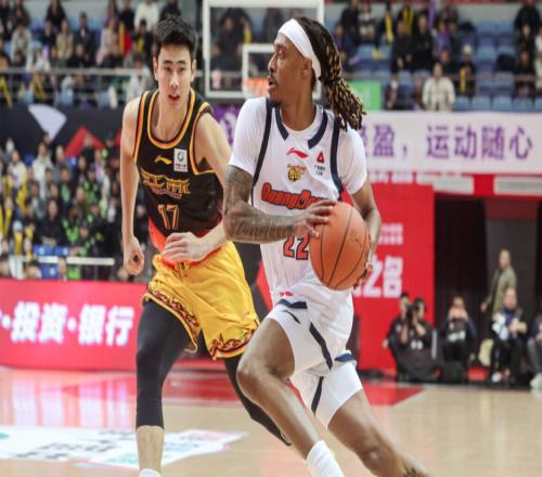 广东男篮急需更换外援！争议后卫场均仅8分或被放弃，杜锋看走眼