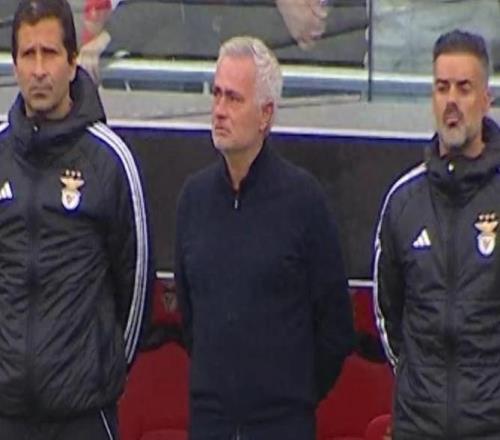 穆里尼奥泪洒赛场：本菲卡致敬其挚友，一代名帅难掩悲痛