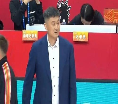 杜锋客战上海前身兼多职“往返广东”引热议球迷质疑能否专心备战