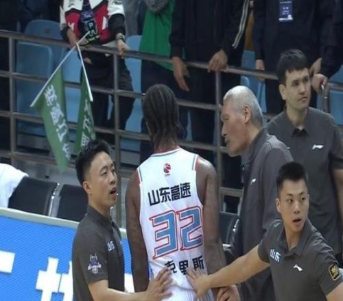 山东男篮遭打击！核心外援克里斯手指骨折预计休战34周