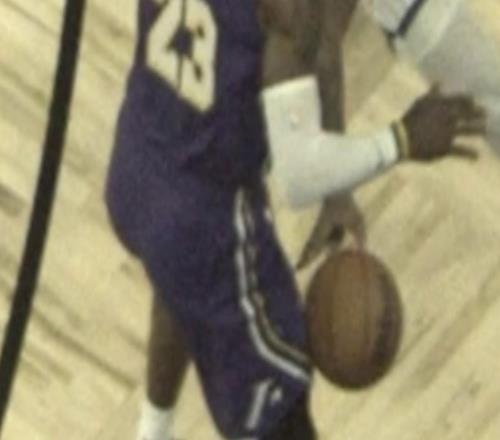 裁判谈最后4.7秒将球权判给湖人：没有明确证据推翻原有判罚