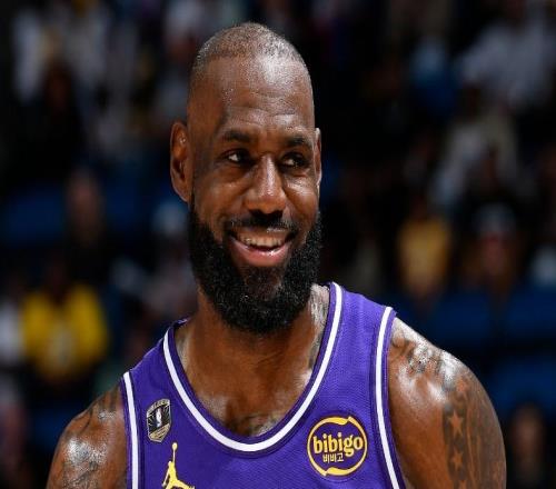 抱着肯纳德不放手！勒布朗历史出场王之夜险背锅：绝杀后脸都笑烂