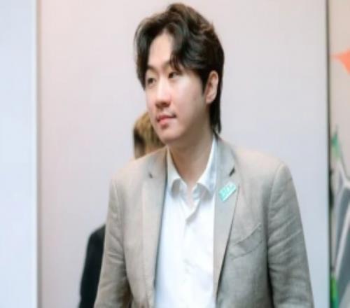 Daeny：我们的选手非常出色，虽然我没驾照，但像是开超跑