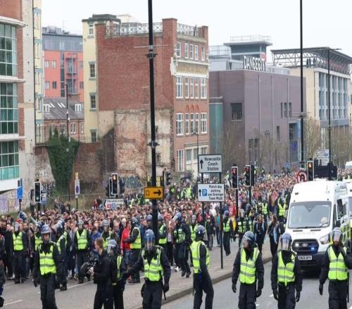 英媒：一名球迷因纽卡对阵桑德兰的赛前骚乱被警方逮捕