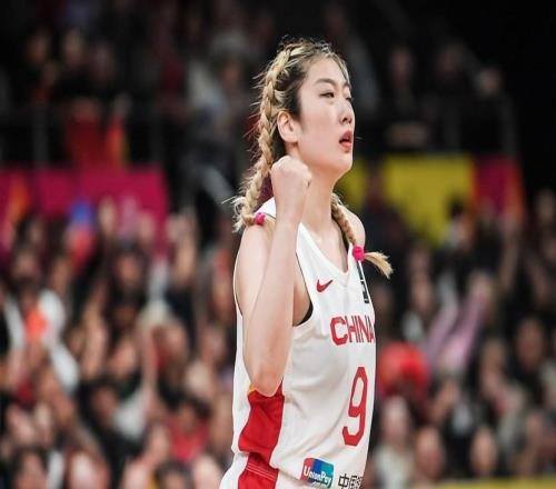 高不成低不就，李梦要退役她悄然亮相北京，正式表态，身材有变