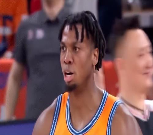 白边迎CBA生涯之夜！狂轰14+26+4帽创新高：一人摧毁广东内线群