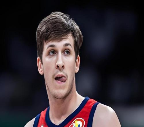 曝詹姆斯下赛季愿降薪留队！帮湖人解决里夫斯续约三巨头喜迎蜕变