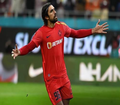 于根伟在直播中力挺王秋明，直言希望球迷以后多包容他，引发热议