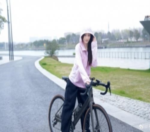 主持人松琪分享骑行照片：今天有氧日，直接骑行
