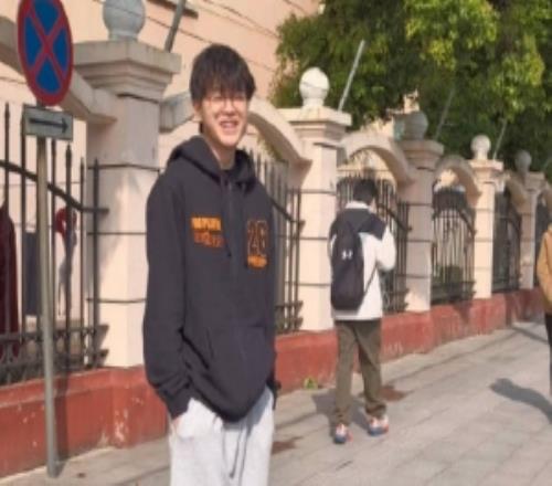 BLG选手动态：捕捉到一只早上8点散步的小勋散完步和Bin一起骑行