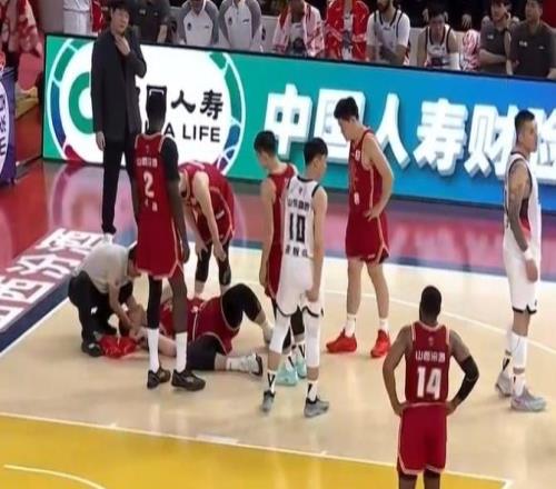 惨烈！刘传兴仅打1分钟遭陶汉林肘击痛苦倒地被担架车推下场