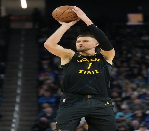 波津表示年轻人可以从老将身上学到许多东西他早期是模仿甜瓜的中距离投篮技巧_NBA直播